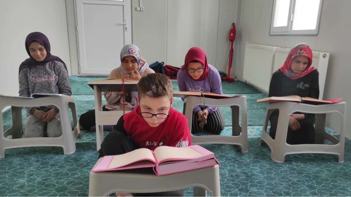 Okulumuzda Kuran dersleri yalnızca sınıflarda değil mescidde de uygulanıyor.